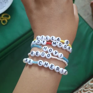 Hov1 armband pärlade  - Fem hemgjorda armband med hov1s låtar 29 kr/st eller 2 för 50kr. Kan göra andra vid önskemål, färg, text och storlek!