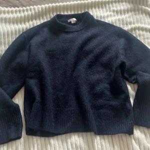 Mörkblå stickad tröja Gina Tricot - Mysig mörkblå stickad tröja från Gina Tricot med rund halsringning. Perfekt för lager-på-lager och chill dagar. Långärmad och i en klassisk, enkel modell som funkar till allt. Den är storlek 158-164 men passar xs-s.