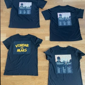 Hov1 merch (2025) - 4 st olika t-shirts med hov1 motiv, och två fiskehattar med motiv på. Helt oanvända och nya.                                                                        250:- (tröja).                                                             50:- (fiskehatt).                                                        Dm för frågor 🥰🥰