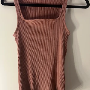 Rosa ribbad linnetopp - Snyggt rosa linne 