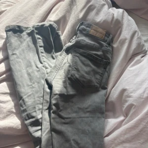gråa jeans  - har några konstiga fläckar runt midjan men inget jag stör mig på iallfall!