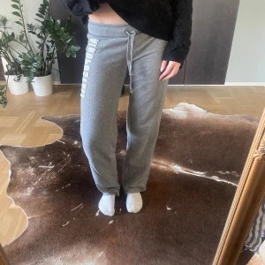 Lågmidjade mjukisbyxor - Skriv privat för mått