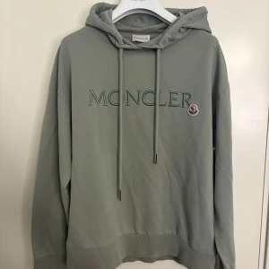 Moncler Hoodie Grön - Moncler Hoodie mintgrön, storlek xs passar lite större. Nyare årsmodell. Nypris 6500