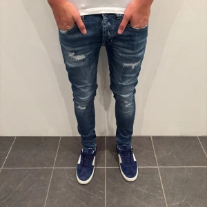 Dondup Jeans George  - Dondup Jeans George! Trendigaste jeansen på marknaden.  Skick= 9/10 Ny pris= 4000 kr Säljs för= 800 kr (Modellen har original slitningar från fabrik vilket är väldigt eftertraktat och populärt)