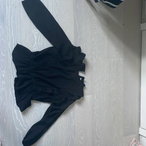 Lindex blose  - En snygg blose inför hösten som är svart. Den är från Lindex stl 140. Och är i jättebra skick.👍