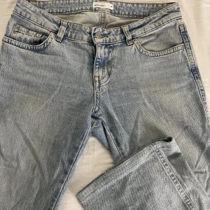 Ljusblå jeans från Gina Tricot  - Säljer blåa jeans från gina tricot då dem inte kommer till användning och är en aning för stora. Modellen har knappfickor och midjan är låg/medelhög. Jeansen är i storlek 38 och är använda typ 2 gånger. OBS dem är lite uppsydda i benen då dem var för långa för mig! Skicka gärna vid frågor eller prisförslag 💓