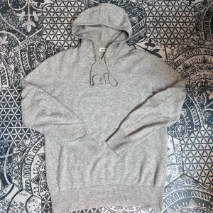 Soft Goat - 100% Kashmirhoodie - Mysig ljusgrå hoodie från Soft Goat i 100% kashmir! | Mycket fint skick! Endast ett sytt hål på armhålan men inget som syns vid användning!| Stl: Medium | Nypris: 3.4k | Perfekt för sommarkvällar! | Vid frågor eller funderingar finns jag i DM! 📩Mvh CVB Closet