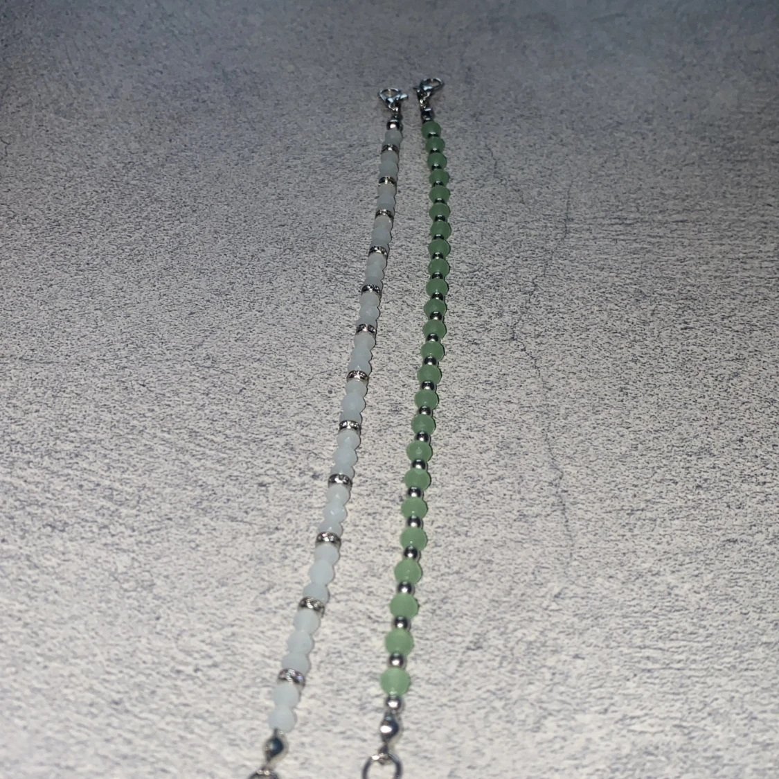 Två pärlarmband i vitt och grönt - 3