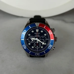 Seiko SSC019 prospex Solar Diver 200m “Pepsi”  - Originalband. Sparsamt använd – endast ett fåtal gånger. Någon enstaka ytlig repa finns, men överlag i mycket fint skick. Tack vare den blå/röda bezeln kallas modellen ofta “Pepsi”. Säljes då den inte kommer till användning.