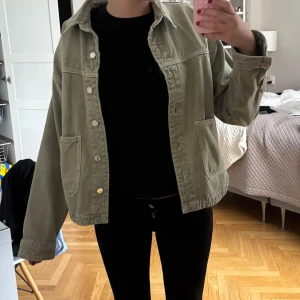 Jeansjacka från ZARA - Säljer min jeansjacka från zara då den inte kommer till användning☺️ Använd men är så gott som ny i skicket. 