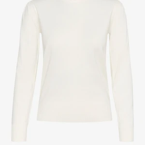 Vit stickad tröja med rund hals - En stilren vit stickad tröja med rund hals och långa ärmar. Tröjan har en klassisk passform och ribbade muddar vid ärmslut och nederkant. Perfekt att matcha med jeans eller kjol för en clean look.