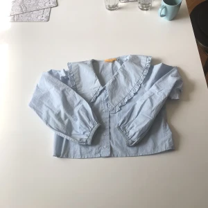 Blå somrig blus i storlek 145/152 - Det här är perfekt för dig som gillar mode och, stil. Den passar till mycket och är lite finare, och den är i ett skönt material. Perfekt till allting!