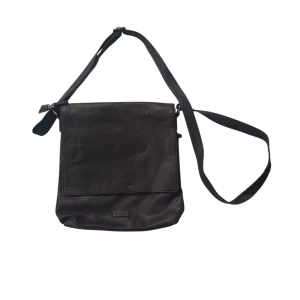 Svart axelväska i skinn från Don Donna - Snygg svart axelväska från Don Donna i äkta skinn med justerbar rem. Väskan har lock med magnetknäppning, ett ytterfack med dragkedja och ljus insida. Perfekt storlek för att få plats med allt du behöver till vardags.