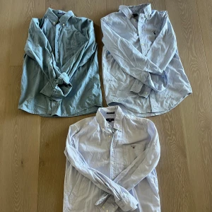 3 klassiska skjortor från Gant & Ralph Lauren - Säljer tre stilrena skjortor  från Gant och Ralph Lauren. Ralp Lauren är i storlek 16 år, Gant är i storlekarna 13-14. 300 kr vid köp av alla 3 skjortorna. 