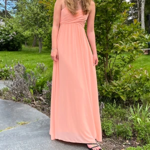 Balklänning  - Endast använd en gång, säljer för att den är för liten 