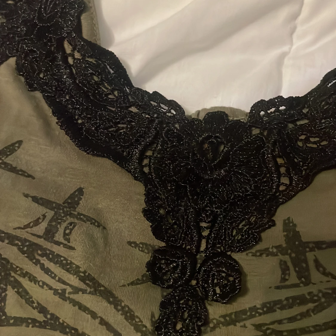 Olivgrön linnetopp med spetsdetalj - 1