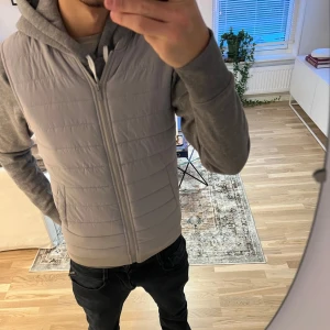 Zara väst  - Tjena! Säljer as fet väst från zara, slim fit med perfekt passform! Priset kan diskuteras🙌