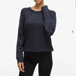Mörkblå stickad tröja från Vila - Enkel stickad tröja från Vila och är lätt att få ihop snygga outfits med! Knappt använd sen köpt!💗 Nypris 330 kr. 