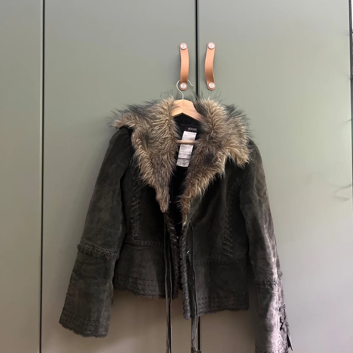 Grå läder och pälsjacka från Morgan med snörning