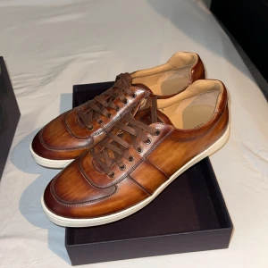 Bruna Magnani sneakers  - Snygga bruna sneakers från magnani. Nypris på 6000kr nästan helt nya har endast haft de på en gång. Endast skor medföljer, säljer för 2500kr. Vid behov kan jag skicka fler bilder