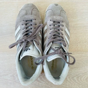 Adidas sneakers strl 38 - Köpta från Adidas och i helt okej skick som visas på bilden. Skorna är äkta och säljs till ett lågt pris enbart på grund av långvarigt användande.  Använda men fortfarande bekväma och fullt användbara.
 Storlek: 38
 Hämtas i Kista, Stockholm
