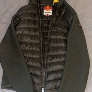 Svart pufferjacka från Parajumpers - Säljer min riktig feta parajumer jacka. Storlek M på den men passar även för S. pris kan diskuteras vid snabb affär.