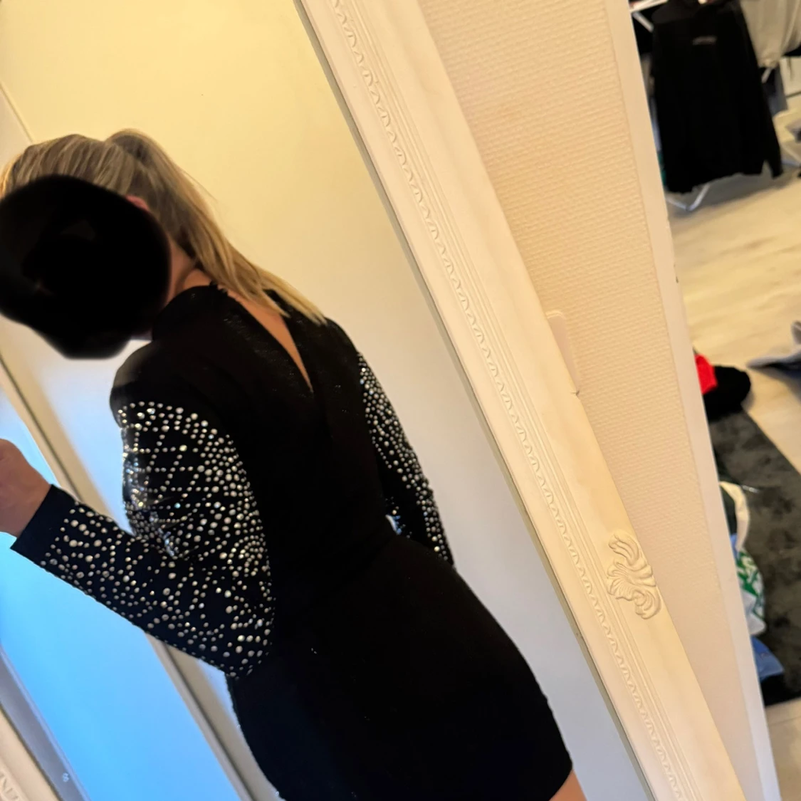 Svart glittrig kort klänning med pärlor - 3