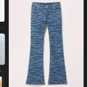 Zebra jeans - Snygga blå jeans från Monki med zebra mönster i jättebra skick skriv för egna bilder
