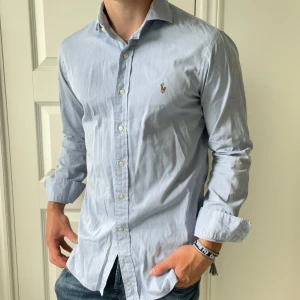 Polo Ralph Lauren skjorta  - Inga defekter, modellen är 180,75 kg och bär 15 1/2 39 vilket motsvarar M ungefär. Väldigt snygg. Kom med frågor! 
