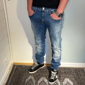 Replay anbass jeans  - Replay Jeans med slitningar | skick 9/10 | Storlek 33/32 | Pris - 499kr | Modellen är ca 178cm lång | Hör av dig vid minsta fråga eller fundering!!