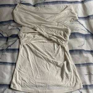 Offshoulder topp från Gina Tricot - Snygg offshoulder topp i ljusbeige från Gina Tricot🔥