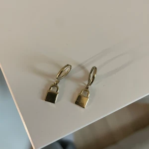 Snygga örhängen ifrån ur&penn - Gulliga och snygga örhängen ifrån ur&penn, guldfärg och sitter jätte fint på! !OANVÄNDA! I nytt skick. Nypris 59kr säljer för 40kr❤️❤️
