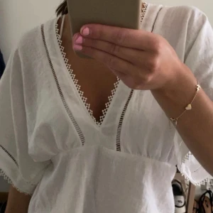 Vit blus med spets och v-ringning - Superfin perfekt för sommar!💕