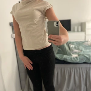 Beige croppad t-shirt - Säljer en enkel och stilren beige t-shirt med korta ärmar och croppad passform. Perfekt till jeans eller kjol för en avslappnad look. T-shirten är i mjuk bomull och har en klassisk rund halsringning. storlek Xs från Lindex 🥰