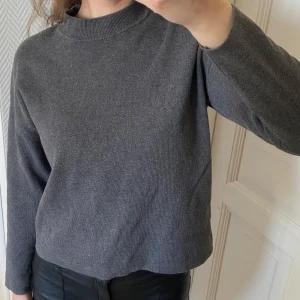 Finstickad topp - Har lagat en söm som gick upp på den en gång, kan ses om man kollar riktigt riktigt noga på sista bilden! Annars bra skick och kvalitet men inte nyskick  Skriv om du vill köpa annat på min sida så kan du få paketpris och slippa betala dubbelfrakt.