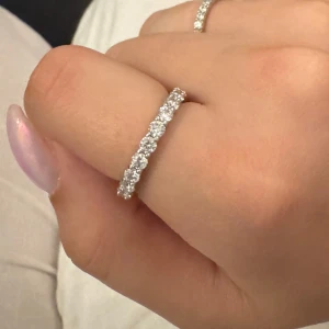 Moissanite ring - Ring i äkta silver med moissanite stenar, nypris 2999kr