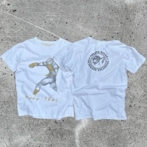 Vit Muay Thai t-shirt i bomull - schysst vintage tisha. storlek M men passar mer som S. kontakta för mer info. NVR archive.