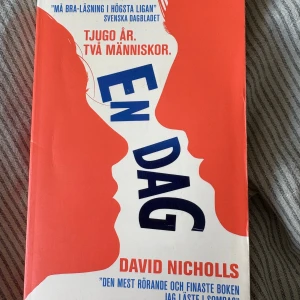 En dag - En dag är en gripande berättelse om Emma och Dexter, två unga vuxna vars liv korsas under tjugo år. Perfekt för dig som gillar romantik, vänskap och livets oväntade vändningar. En bok som blandar hjärta, smärta och humor – svår att lägga ifrån sig!