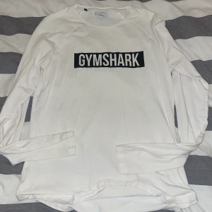 Gymshark - Snygg och bra skick på denna långärmad gym T-shirt från gymshark. Storlek S på denna men den är töjbar då den skulle även passa dom som har M.