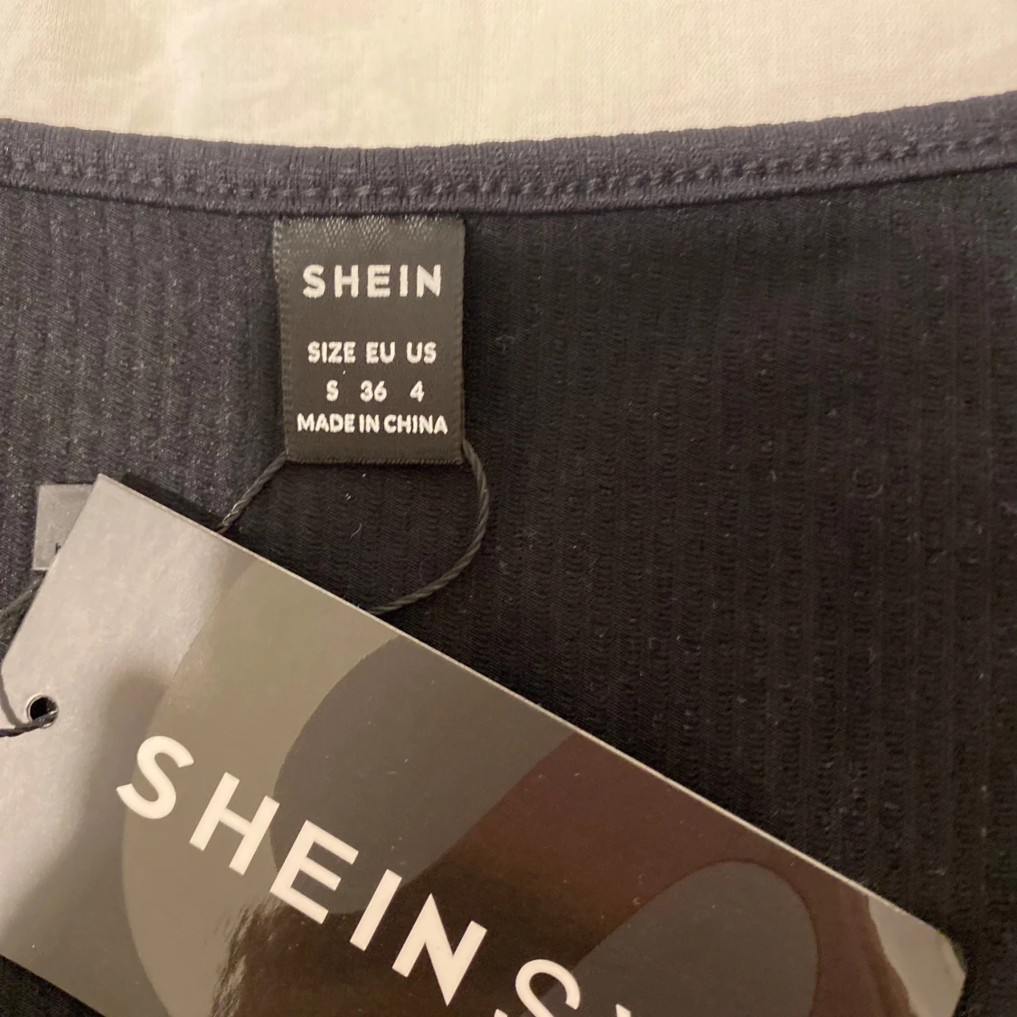 Svart croppad topp från SHEIN - 2
