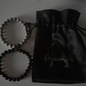 All cap one armband  - Har bara legat i rummet knappt använt dom! 