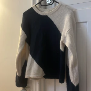 Svartvit stickad tröja Gina Tricot - Säljer en stickad tröja från Gina Tricot i storlek 170. Tröjan har ett coolt svart och vitt blockmönster i diagonal design, rund halsringning och långa ärmar. Perfekt för dig som gillar en stilren men ändå unik look.