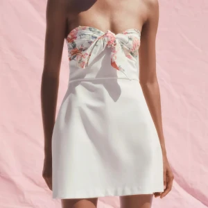 Zara axelbandslös kortklänning - Super söt slutsåld klänning från Zara, använd 1 gång😍