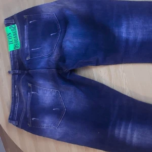 Dsquared2 byxor - Helt nya märkesbyxor i storlek 40-42. De är den mörka tvätt