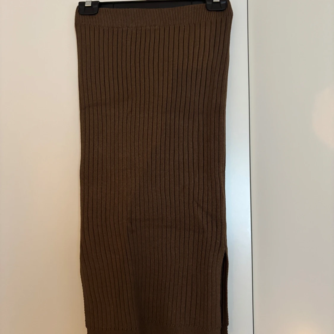 Brun ribbad långkjol från NA-KD