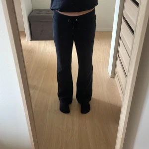 Svarta mjukisbyxor från H&M med snörning - Svarta mjukisbyxor från H&M i storlek 152. Byxorna har bred resår i midjan med snörning och lite vidare ben. Tillverkade i mjukt bomullsmaterial som är skönt att ha på sig. Perfekta för chill.🥰