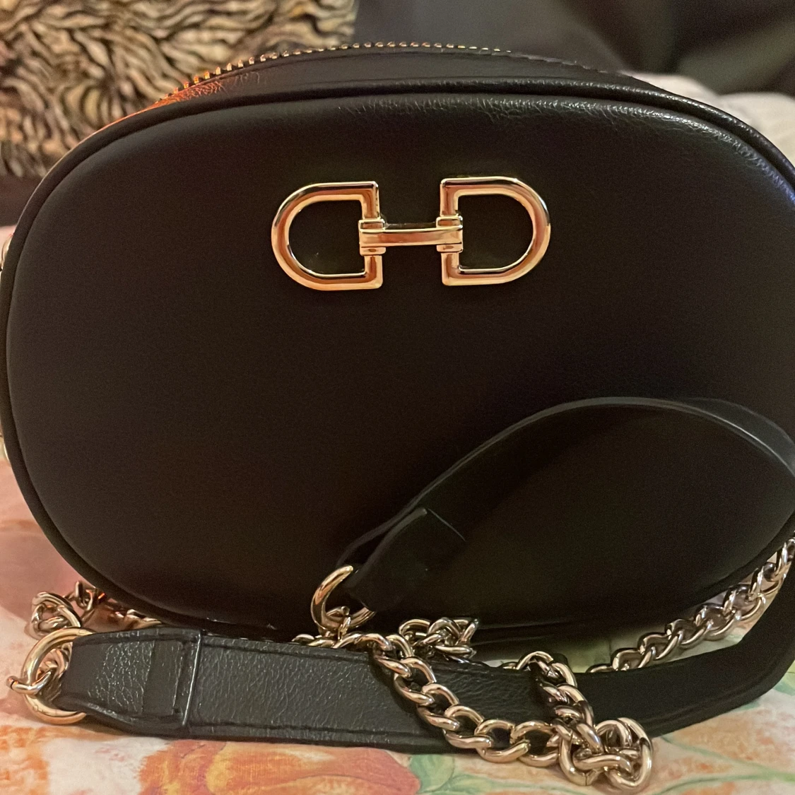 Svart axelväska från H&M med kedja - 2