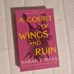 A Court of Wings and Ruin - Engelsk verson av tredje boken i A Court of Thorns and Roses av Sarah J. Maas, aldrig läst. Jag fick den för några år sedan men gillade inte första boken och känner inte för att läsa resten.
