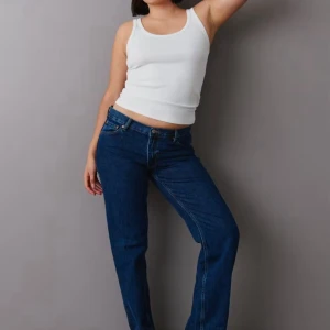 Blå straight jeans från Gina Tricot - Säljer ett par klassiska blå jeans från Gina Tricot, modell Perfect Jeans. De har rak passform, normal midja och snygga kontrastsömmar. Jeansen är i kraftig bomullsdenim och passar perfekt till en avslappnad stil. De är i helt nytt skick med lapparna kvar! Köpta för 500kr och säljer för 200kr!!!