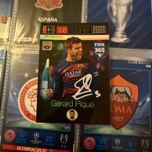 Gerard Piqué (FIFA 365 Signature Card) - Samlarbild med Gerard Piqué från FC Barcelona, FIFA 365-serien. Perfekt för fotbollsfans och samlare som vill ha en cool och unik sportrelaterad pryl i sin samling. Vid minsta fundering eller prisförslag, tveka inte på att höra av er!